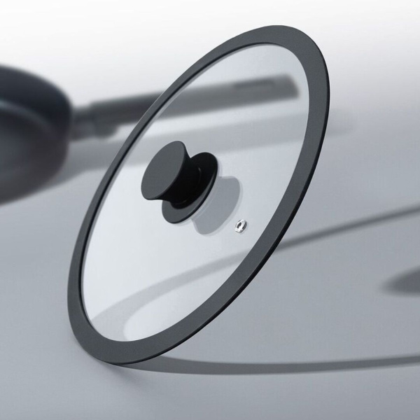 Крышка стеклянная с силиконовым ободом Home Queen RED HOT, черная, D 24см